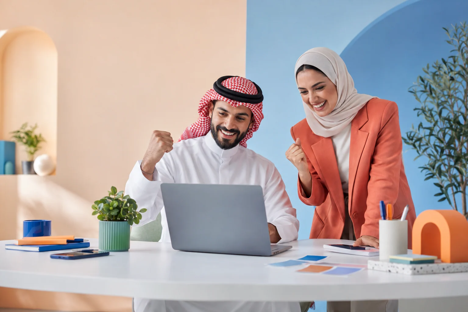 فريق إبداعي يتعاون حول حاسوب
